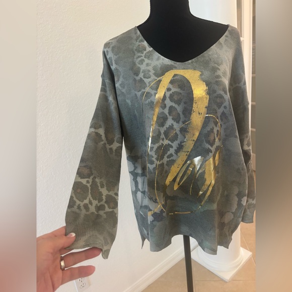 Chic Leopard Print Sweater - Picture 1 of 6